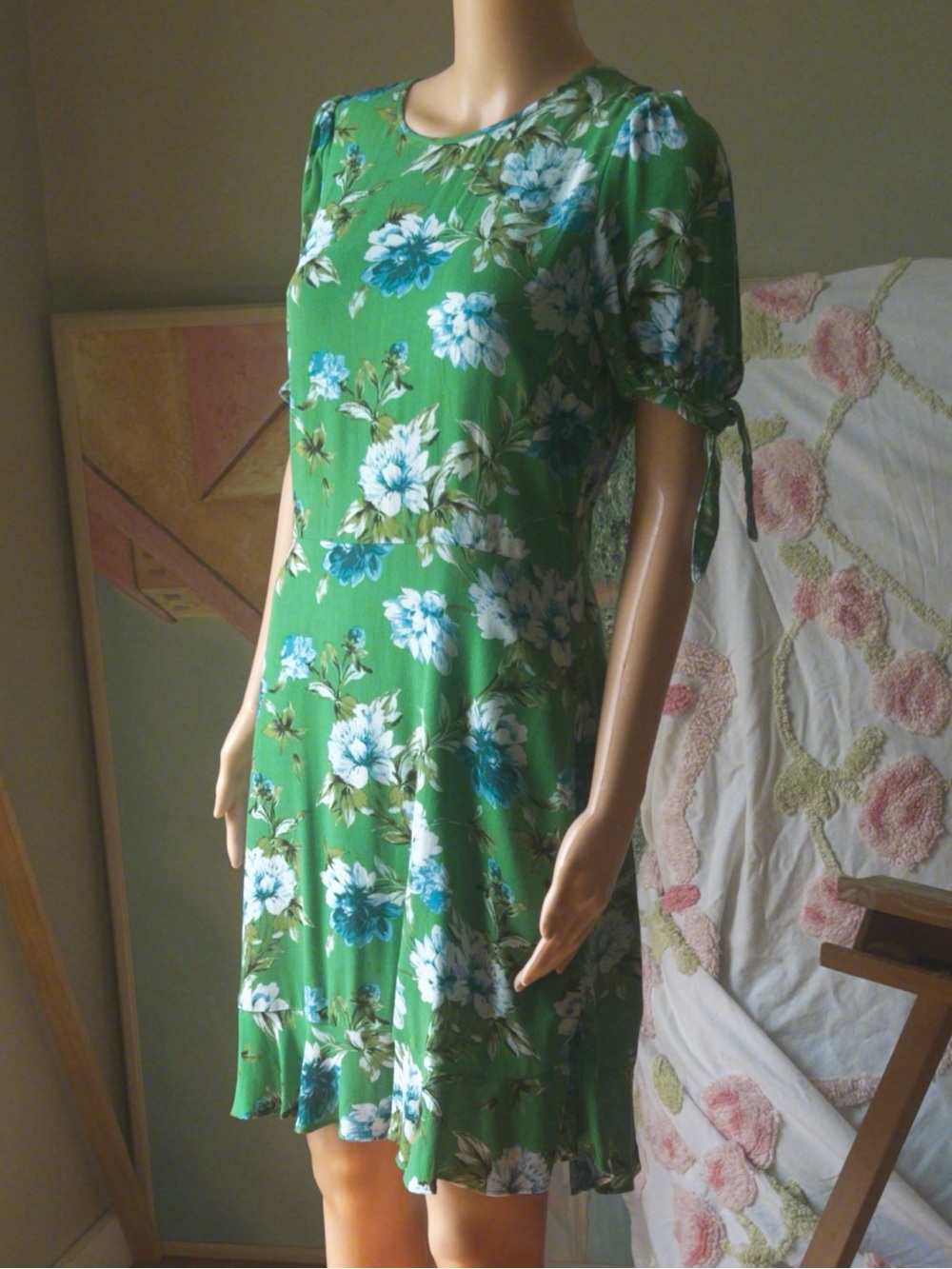 Banana Republic Bold Green Floral Print Short Sleeve Dress